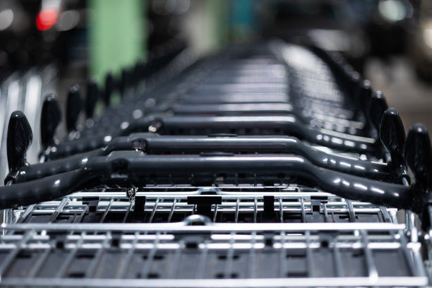 地下停车场的购物车图片下载