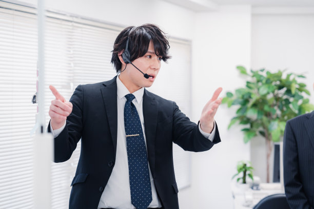 一个在商业研讨会上讲课的男人图片下载