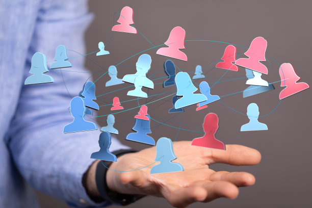 网络团队中彩色人物剪影的3D渲染-数字网络概念图片下载