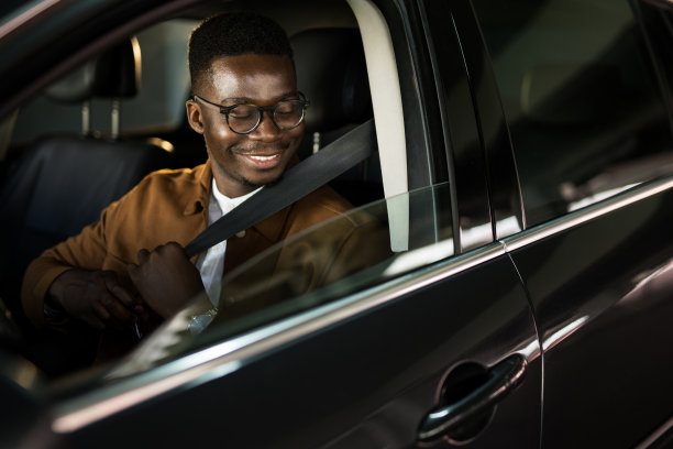 年轻的非裔美国人系上安全带。图片下载