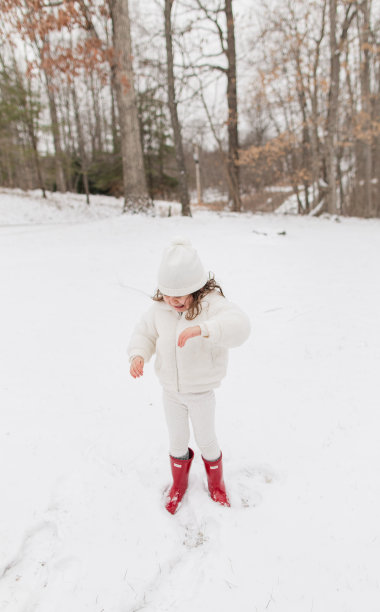 2022年12月，俄亥俄州杰克逊的圣诞节，3岁的小女孩穿着红色胶靴和外套，在新鲜的白色蓬松的雪中哭泣和不开心图片下载