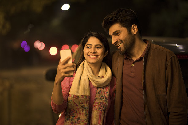 幸福的情侣晚上站在路边自拍图片下载