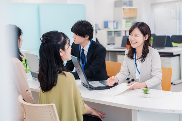 在一家房地产公司柜台工作的员工图片下载