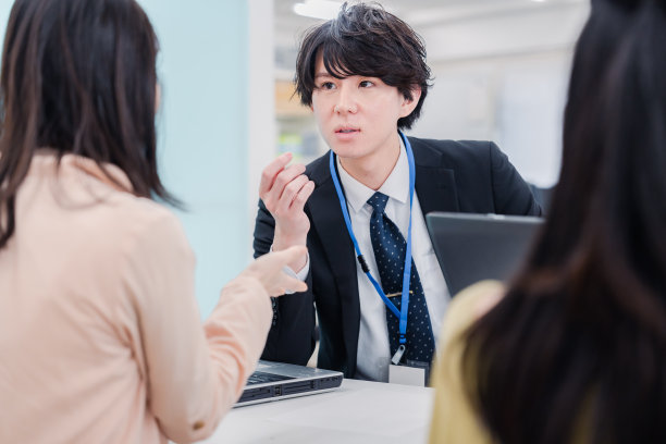 在一家房地产公司柜台工作的员工图片下载