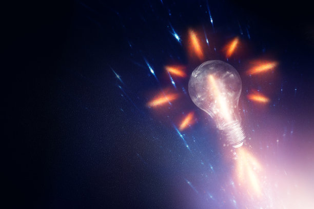 深黑色背景上的灯泡。创意和创新的概念图片下载