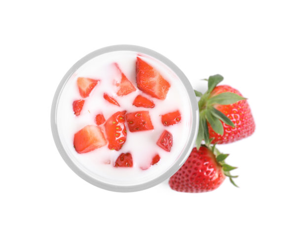 白色背景的草莓美味饮料，俯视图图片下载