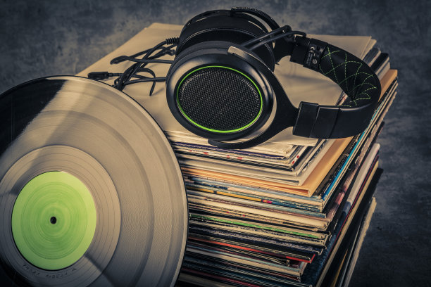 黑胶唱片和耳机在复古和乡村风格图片下载