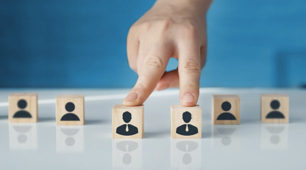 业务liders团队指示朝着目标移动的方向。商业竞争理念。改进、竞争、挑战、战略和效率。图片下载