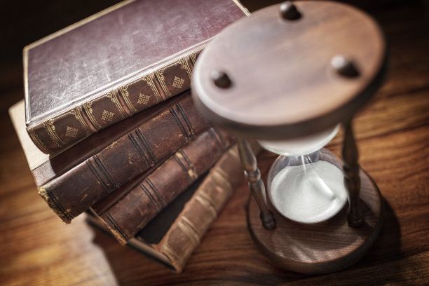 图书馆里的沙漏和旧书图片下载