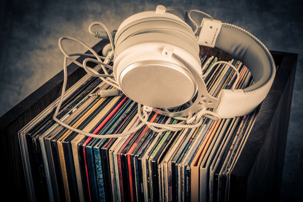 黑胶唱片和耳机在复古和乡村风格图片下载