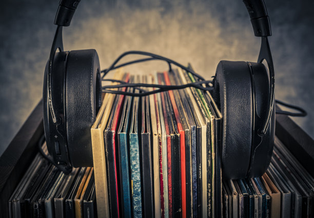 黑胶唱片和耳机在复古和乡村风格图片下载