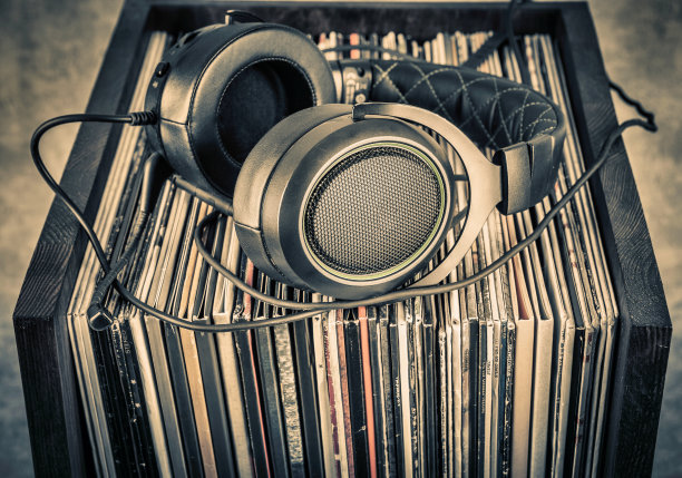 黑胶唱片和耳机在复古和乡村风格图片下载