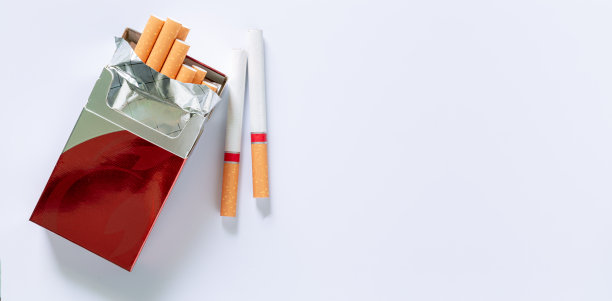 白色背景上的香烟包，香烟和空白的香烟包。最适合包装设计和广告-逼真的照片形象。吸烟设置隔离在白色背景与夹路径。图片下载