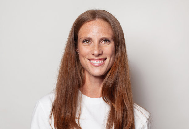 可爱的女性面部特写。快乐乐观成功的中年成年女性时装模特肖像图片下载