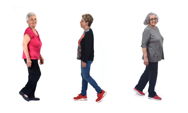 一群高级妇女在白色背景上行走图片下载