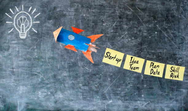 经营理念，创业，创新，成功。发射火箭飞船加上在黑板背景上有商业线索的笔记。免费拷贝空间。图片下载