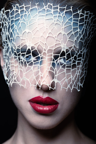 漂亮的女人与花哨的化妆和抽象的面具工作室肖像图片下载