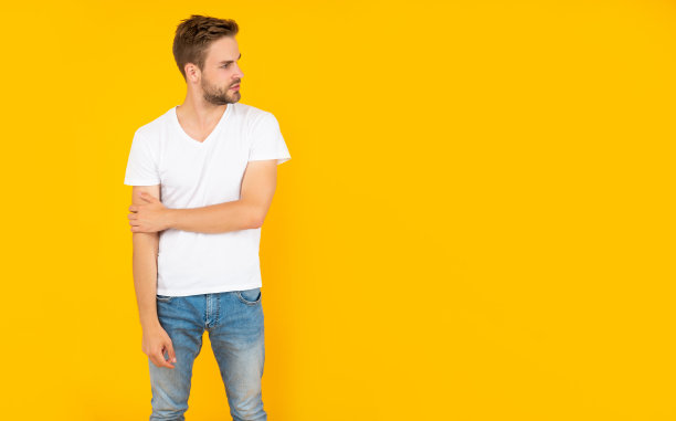 自信和英俊的不刮胡子的家伙。男性休闲时尚。心美。图片下载