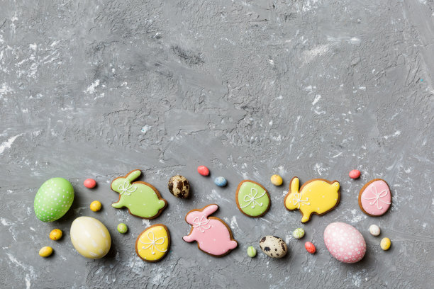 彩色背景的复活节彩蛋和饼干。色彩柔和的彩蛋。假日概念与复制空间图片下载