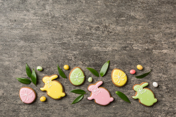 彩色背景的复活节彩蛋和饼干。色彩柔和的彩蛋。假日概念与复制空间图片下载