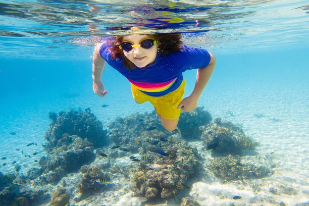 孩子浮潜。孩子们在水下。海滩和大海。图片下载