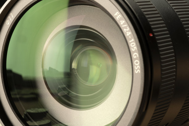 黑色背景的专业相机镜头图片下载