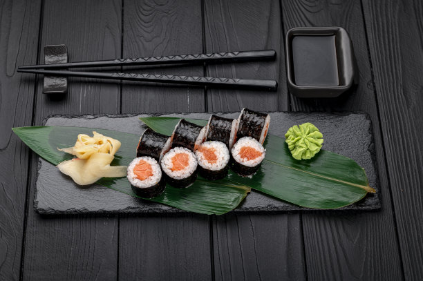 三文鱼卷。日本的食物。图片下载