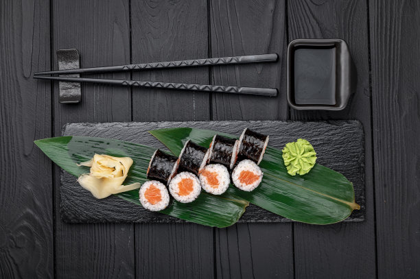 三文鱼卷。日本的食物。图片下载