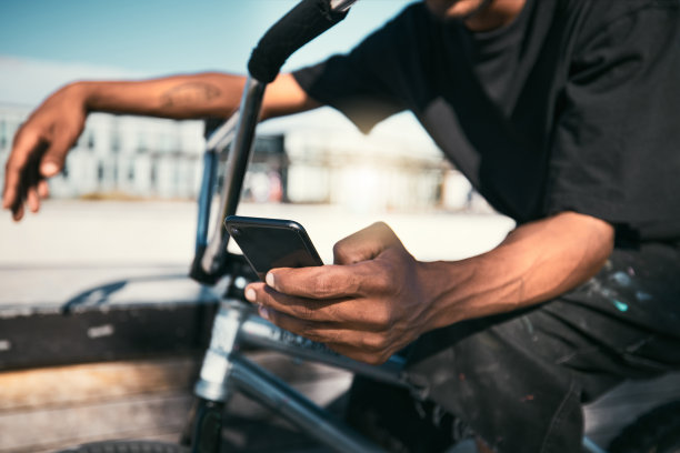 手机，自行车和自行车停车场，5g网络社交媒体，网页搜索和学习街头体育视频，快速互联网服务。交流平台，骑行人，城市骑行游戏户外应用图片下载