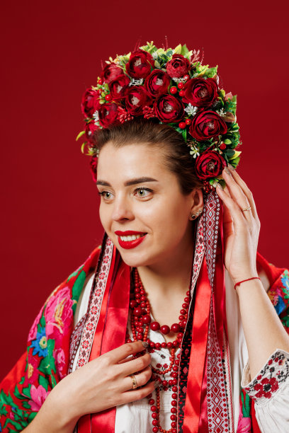 肖像乌克兰妇女在传统民族服装和花红花环在viva品红工作室背景。乌克兰民族刺绣服装称为vyshyvanka。为乌克兰祷告图片下载