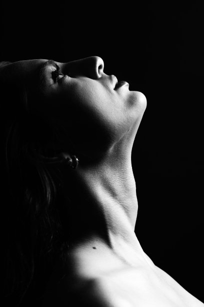 美丽的女人脸剪影肖像照明与光在黑暗的背景图片下载