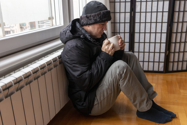 男子手捧茶杯，为电费账单发愁图片下载