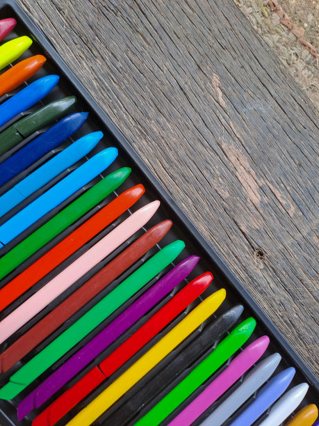 彩色蜡笔。蜡笔和粉彩在白色背景上孤立地排列着。图片下载