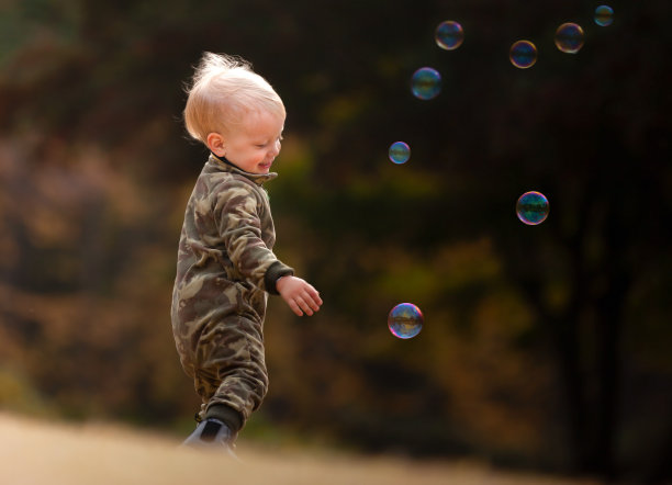 小男孩和肥皂泡图片下载
