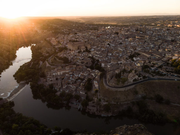 空中日落全景历史中世纪托莱多城市景观在塔霍河在卡斯蒂亚拉曼查西班牙欧洲图片下载