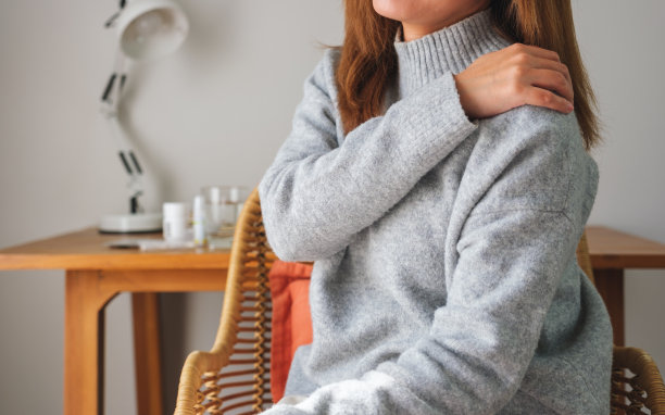 特写图像的妇女遭受肩膀和背部疼痛图片下载