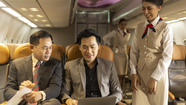 机舱内的乘客图片下载