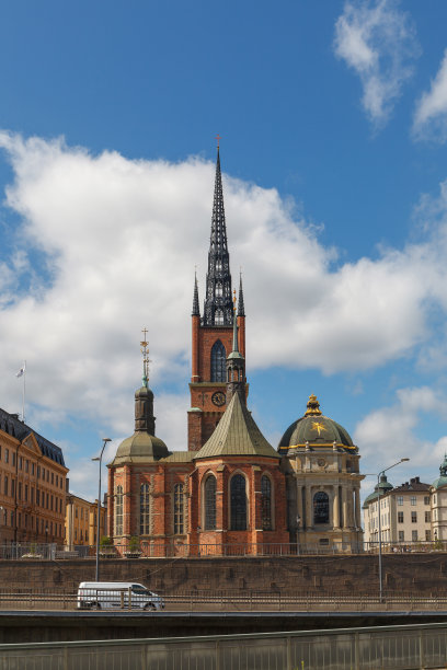 瑞典斯德哥尔摩——2022年6月15日:Riddarholmen教堂和带有风景优美的街景的装饰塔尖图片下载