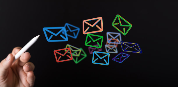 彩色信封图标在黑色背景下的3D渲染图片下载