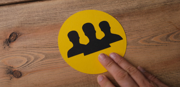 特写的手黄色的用户头像图标。图片下载