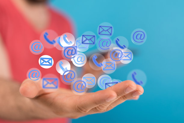 三维渲染虚拟标志盘旋在一个人的手图片下载