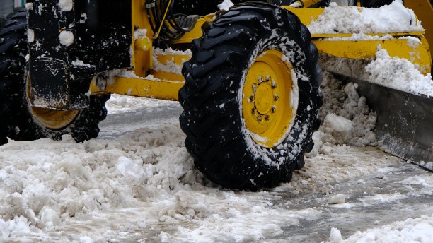 在市中心用建筑设备进行除雪工作图片下载