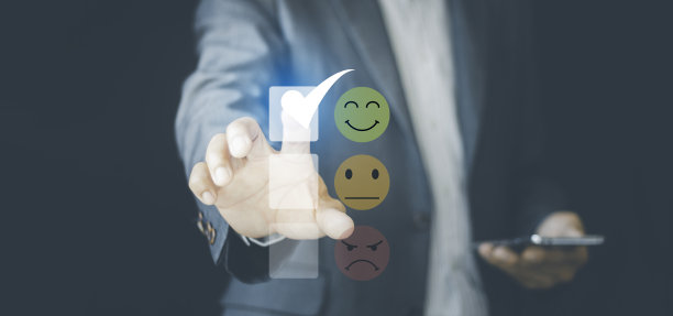 商人感动开心微笑放松脸，反馈评分好，思维积极，客户评价，评估，满意，心情平静，心理健康，心情好，世界心理卫生日图片下载