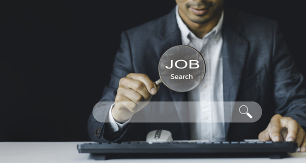 求职，找工作，失业，招聘，面试，数据搜索技术搜索引擎优化，一个人用放大镜和电脑键盘来搜索信息。图片下载