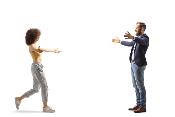 一名年轻女子走向一名男子，双臂张开图片下载