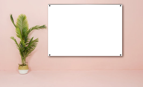 一张空白的水平白色海报立在浅木地板上，旁边是一面粉红色的墙。空白海报框。图片下载