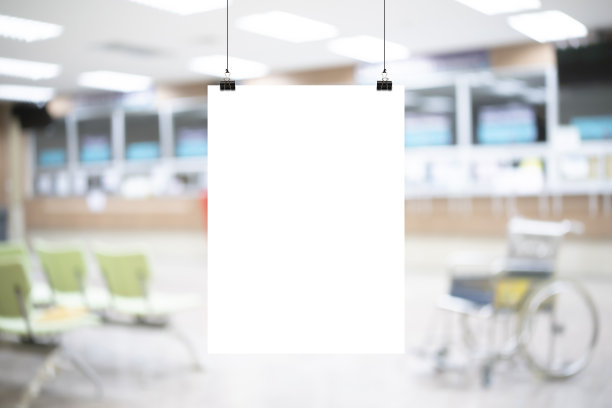 白色的医院走廊，门和等待医生来访的病人的白色椅子。一个海报。图片下载