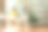 年轻女子在完成工作后，高兴地听音乐放松身心。生活方式女孩使用笔记本电脑在家里的客厅开会和工作。生活方式的概念图片下载