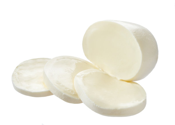 柔软的意大利马苏里拉奶酪切片孤立在白色背景与剪辑路径和充分的景深。前视图。图片下载