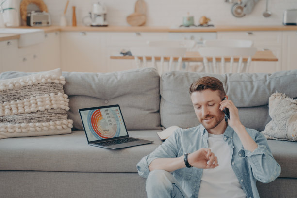 年轻的公司男性员工在给老板发送信息图表时给主管打电话图片下载